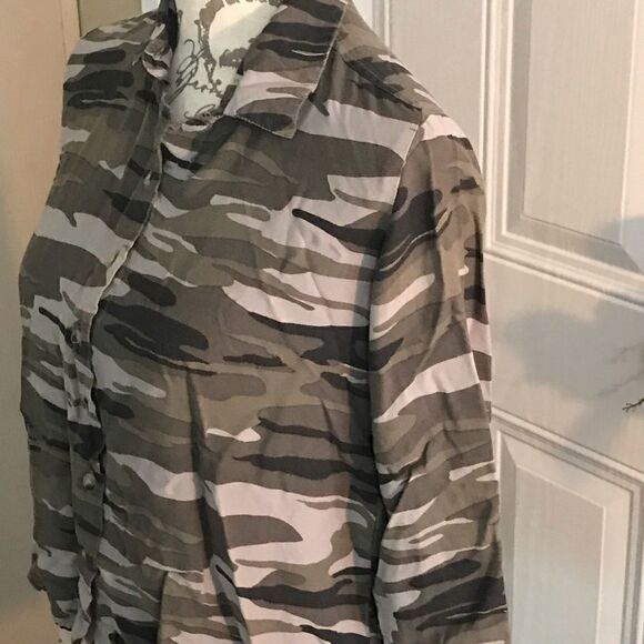 Style Envy Camouflage Green Button Up Blouse Small - Picture 15 of 16